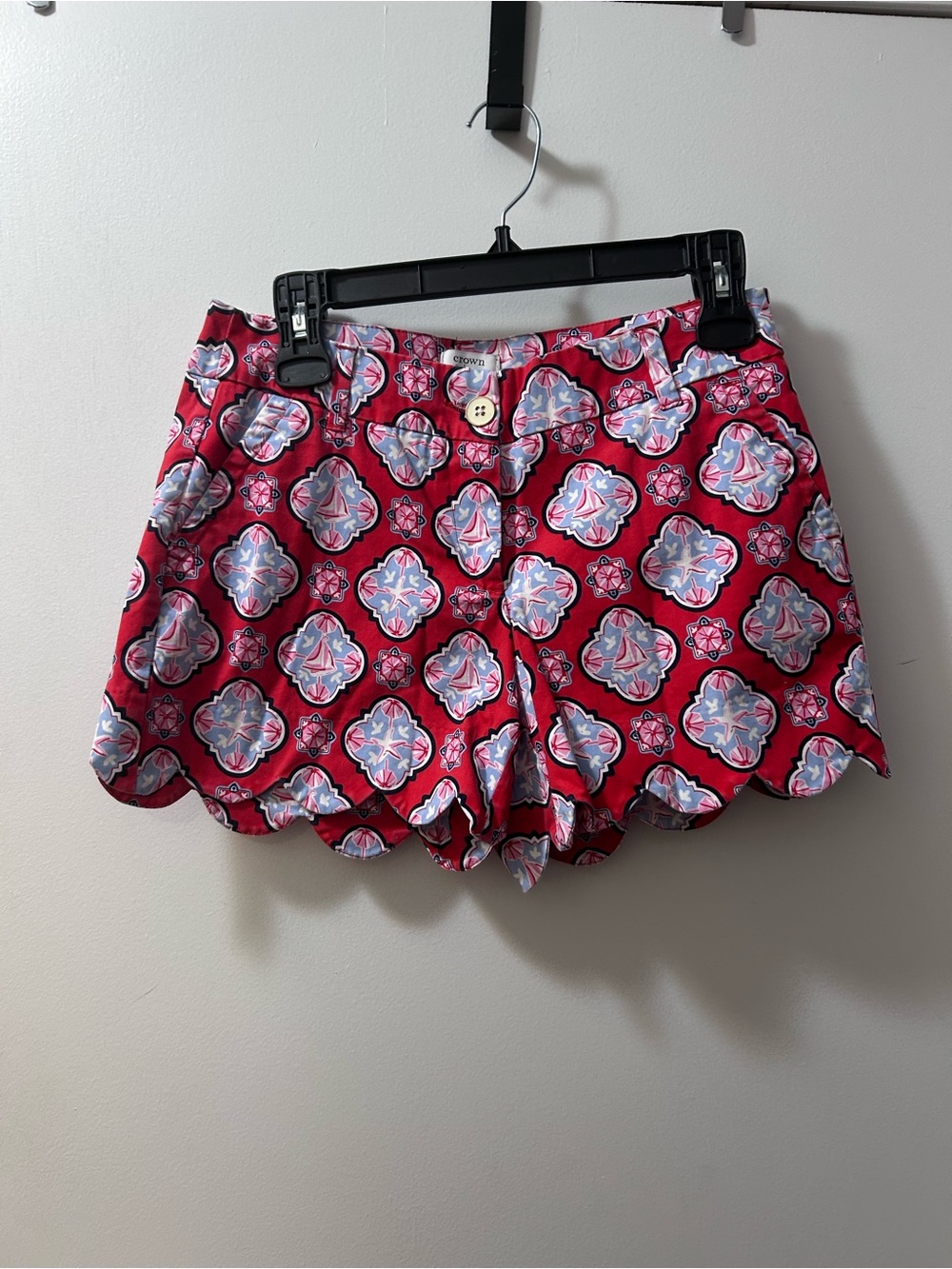 Women's Scalloped Hem Printed Shorts - Red